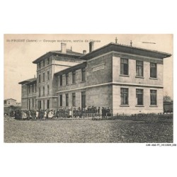 CAR-ADGP7-0380-38 - SAINT-PRIEST - Groupe scolaire - Sortie de classe