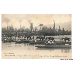 CAR-ADMP6-0421-38 - GRENOBLE - 4e régiment de génie - manoeuvre de pontage sur l'isère - Passage des batteries alpines