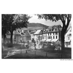 CAR-ADTP6-0299-38 - VILLARD-DE-LANS - Jardin de ville et place de la mairie