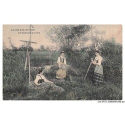 CAR-AFCP1-0002-AGRICULTURE - La vie aux champs - Les bruleuses d'herbes
