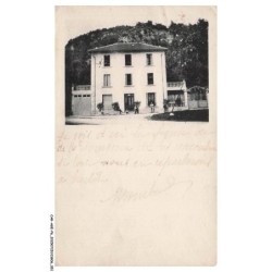 CAR-AGEP6-0356-39 - Portrait d'une maison avec des personnes assisent devant