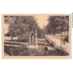 CAR-AGEP8-0496-39 - SAINT-AMOUR - Monument commémoratif et route de Lons-le-Saunier