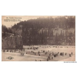 CAR-ADNP8-0520-38 - Frontiere franco-suisse - Les bassins du doubs en hiver - Patinage sur le bassin de l'écho