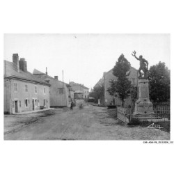 CAR-ADNP8-0538-38 - FORT-DU-PLASNE - Rue principale et le monument