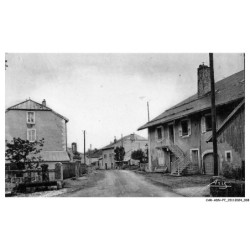 CAR-ADNP7-0430-38 - FORT-DU-PLASNE - Entrée du bourg - Vendue en etat