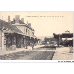 CAR-AABP2-39-0109 - LONS LE SAUNIER - sur le quai de la gare P.L.M.