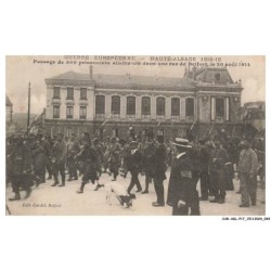 CAR-ADLP17-1055-90 - Passage de 500 prisonniers allemands dans une rue de BELFORT
