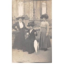 50 - n°88244 - GOUVILLE - Trois femmes dans une rue, dont une assise - Carte photo
