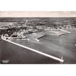 50 . n° kri10894. st vaast la hougue . la jetée le port . n°94 59 a . edition combier  . sm 10X15 cm .