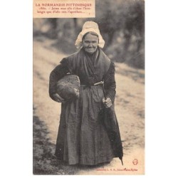 50 - LA NORMANDIE - SAN57045 - Une femme normande - Agriculture