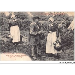 CAR-AAWP5-50-0395 - LA BASSE-NORMANDIE PITTORESQUE - un homme et deux femmes