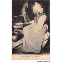CAR-AAWP5-50-0396 - LA NORMANDIE PITTORESQUE - vieille femme cuisinant