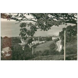 50.LA HAGUE-URVILLE.......n°14039.LE VILLAGE ET LA MER.CPSM
