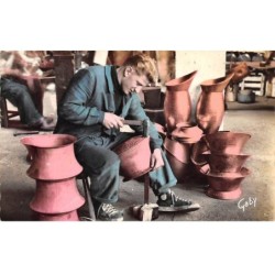 50 - VILLEDIEU LES POELES - SAN43622 - Chaudronnier au travail - CPSM 14x9 cm