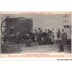 CAR-AAGP3-51-0276 - REIMS - LES VENDANGES Pommery Greno - Reception , pessage et pressurage des raisins au vendangeoir