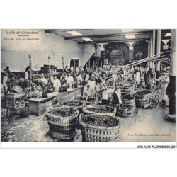 CAR-AAWP6-51-0425 - MOET ET CHANDON - mise des vins en bouteilles