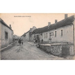 51 .n° 109902 . baslieux les fismes . societe remoise .cheval .une rue du village .