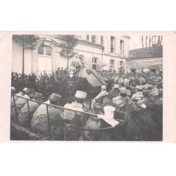 51 - n°84287 - Militaires assistant à un concert d'un violoniste - Carte photo à localiser