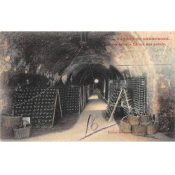 51 - CHAMPAGNE - SAN27980 - Une Cave - Le Vin aux pointe - Métier - Agriculture
