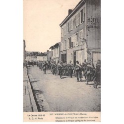 51 - VIENNE LE CHATEAU - SAN30692 - Chasseurs d'Afrique se rendant aux tranchées