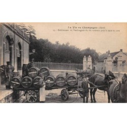 51 - CHAMPAGNE - SAN30676 - Enlèvement du Vendangeoir du Vin nouveau pour la mise en cave - Agriculture - Vigne - Métier