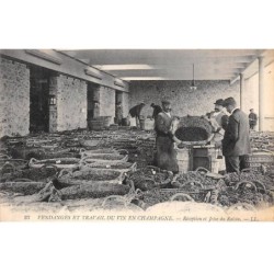 51 - En Champagne - SAN21791 - Réception et Jetée du Raisin - Vendanges et Travail du Vin - Agriculture - Métier