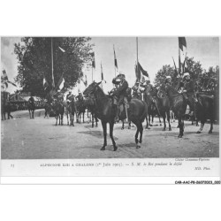 CAR-AACP8-51-0647 - Alphonse XIII au camp de CHALONS - le roi pendant le defilé