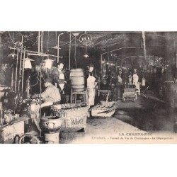 51 - EPERNAY - SAN30652 - Travail du vin de Champagne - Le Dégorgement - Métier - Agriculture - Vigne