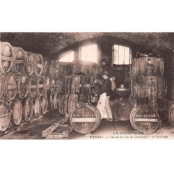 51 - EPERNAY - SAN30649 - Travail du Vin de Champagne - Le Soutirage - Métier - Agriculture - Vigne