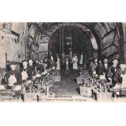 51 - Epernay - SAN21764 - La Champagne Travail du Vin de Champagne - le Tapotage - Agriculture - Métier