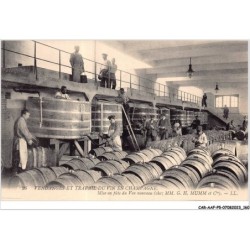 CAR-AAFP5-51-0451 - vendanges et travail du vin en champagne - mise en fûts du vin nouveau