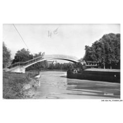 CAR-ADAP6-0285-51 - CHALONS-SUR-MARNE - Passerelle sur le canal - Au fond la cathédrale
