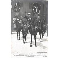 51 - CHALONS - SAN37509 - SM le Roi, avant de partir pour les manOeuvres, salue M le Président de la République