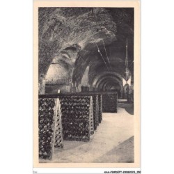 EMI-AAAP2-0181-51 - EPERNAY - vins su pupitres durant le remuage