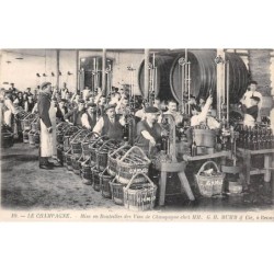 51 - REIMS -SAN30664 - Mise en Bouteilles des Vins de Champagne chez MM GH Mumm - Agriculture - Vigne - Métier