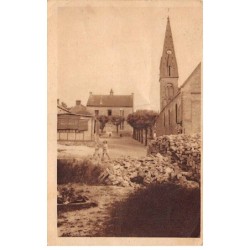 61 - CHAMBOIS - SAN32303 - L'Eglise et le Monument aux Morts - En l'état - Pli Important