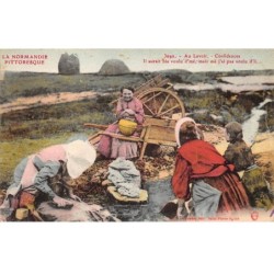 61 - LA NORMANDIE PITTORESQUE - SAN25624 - Au Lavoir - Confidences - Lavandières