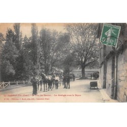 61 - LE HARRAS DU PIN - SAN28111 - La Cour des Remises - Les Attelages avant le Départ