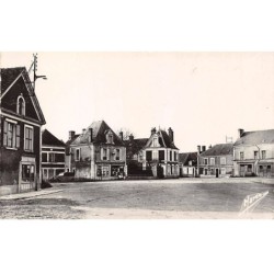 61 - CONDE SUR HUISNE - SAN27509 - La Place de l'Eglise - CPSM 14X9 cm