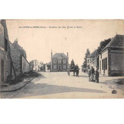61. n°100226 . la lande sur eure . carrefour des deux routes et mairie