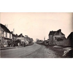 61 . n°101622 . cpsm .9x14 cm .la madeleine bouvet .la route de paris .
