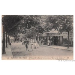CAR-AEDP11-0717-61 - BAGNOLES-DE-L'ORNE - L'avenue de la gare et les bureaux du journal des location - Vendu en etat