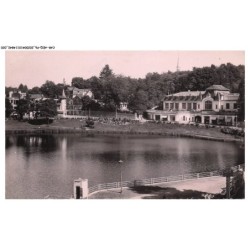 CAR-AEQP6-0281-61 - BAGNOLES-DE-L'ORNE - Un coin du Lac - Le casino
