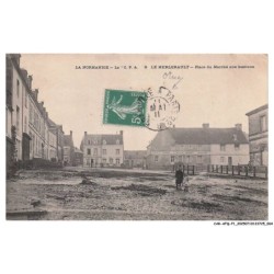 CAR-AFQP1-0033-61 - LE MERLERAULT - Place du marché aux bestiaux