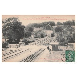 CAR-AFQP1-0022-61 - L'AIGLE - Passage a niveau - Route de la ferté-fresnel - Arrivée de l'express granville-paris