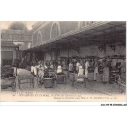 CAR-AAFP5-51-0455 - vendanges et travail du vin en champagne - rincage des bouteilles