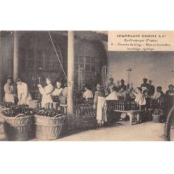 51 - AY CHAMPAGNE - SAN25475-Champagne DUMINY-Chantier de Tirage-Mise en Bouteilles-Bouchage-Agrafage-Métier