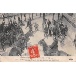 51 - AY - SAN30684 - Avril 1911 - Un Barrage - Les Dragons font faire demi tour aux Manifestants