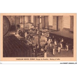 EMI-AAAP2-0192-51 - EPERNAY - champagne mercier - rinçage des bouteilles
