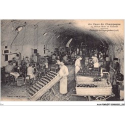 EMI-AAAP2-0166-51 - EPERNAY - au pays du champagne - maison moet et chandon - chantiers de dégorgement